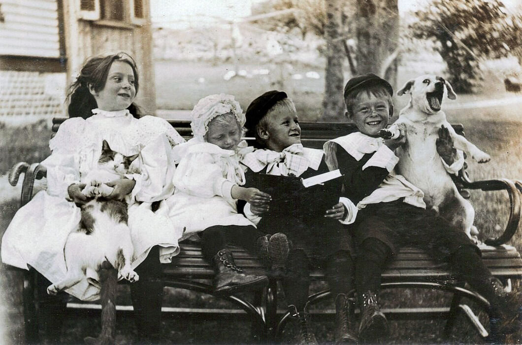 Дети с забавными животными. 1885 год