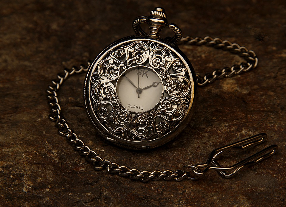 https://pixabay.com/ru/photos/%D0%BA%D0%B0%D1%80%D0%BC%D0%B0%D0%BD%D0%BD%D1%8B%D0%B5-%D1%87%D0%B0%D1%81%D1%8B-%D0%B4%D1%80%D0%B0%D0%B3%D0%BE%D1%86%D0%B5%D0%BD%D0%BD%D0%BE%D1%81%D1%82%D1%8C-%D1%86%D0%B5%D0%BF%D1%8C-560937/