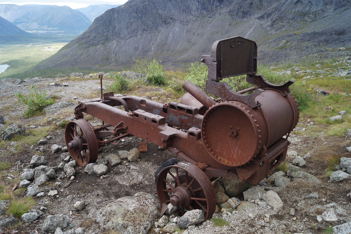 Столетняя машина на склоне хребта Тахтарвумчорр