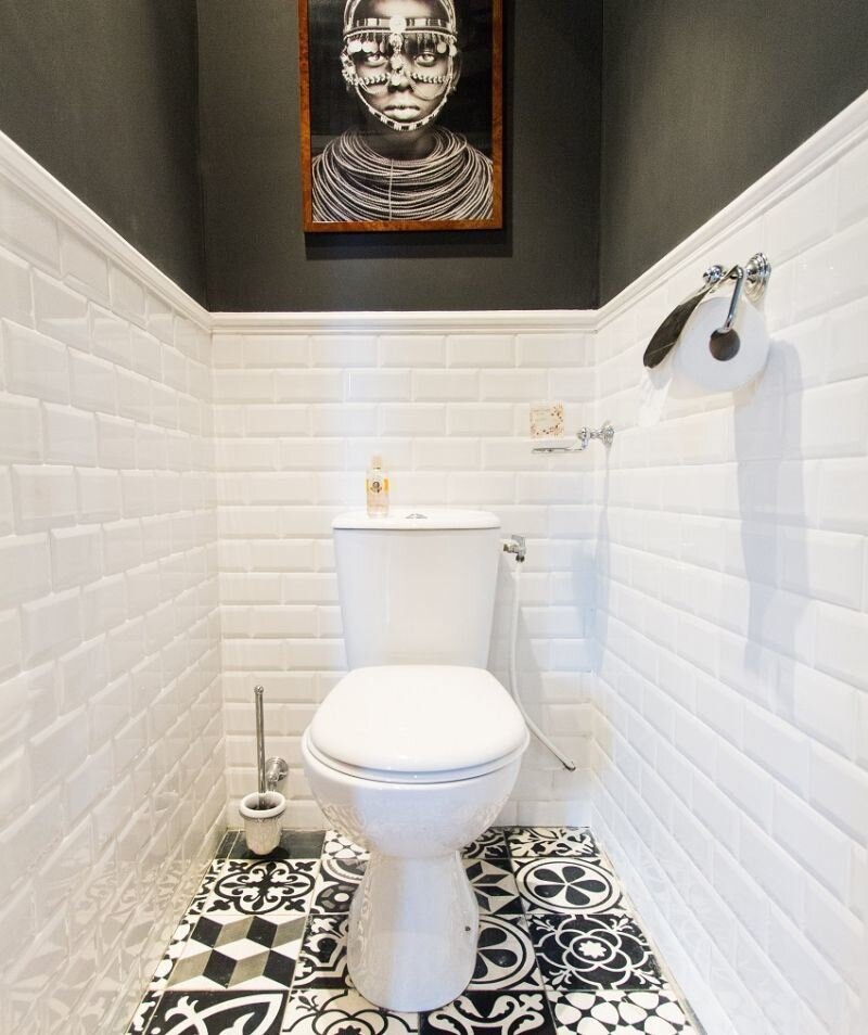 Непростая керамика: 60 дизайн-идей использования плитки в туалете