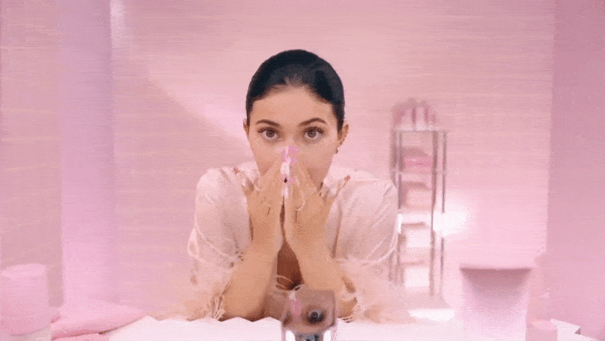 Кайли Дженнер утверждает, что пользуется скрабом на основе ореховой скорлупы  2-3 раза в неделю. Слепо повторять за звездой Instagram мы не рекомендуем: скорлупа может травмировать кожу