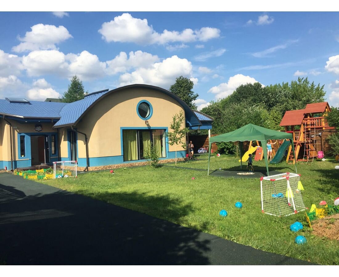 На природе летом особенно чудесно! (фото с сайта: https://detinform.ru/chastnyy-detskiy-sad-super-kids-strogino-krylatskoe.html), к описываемому саду отношения не имеет)