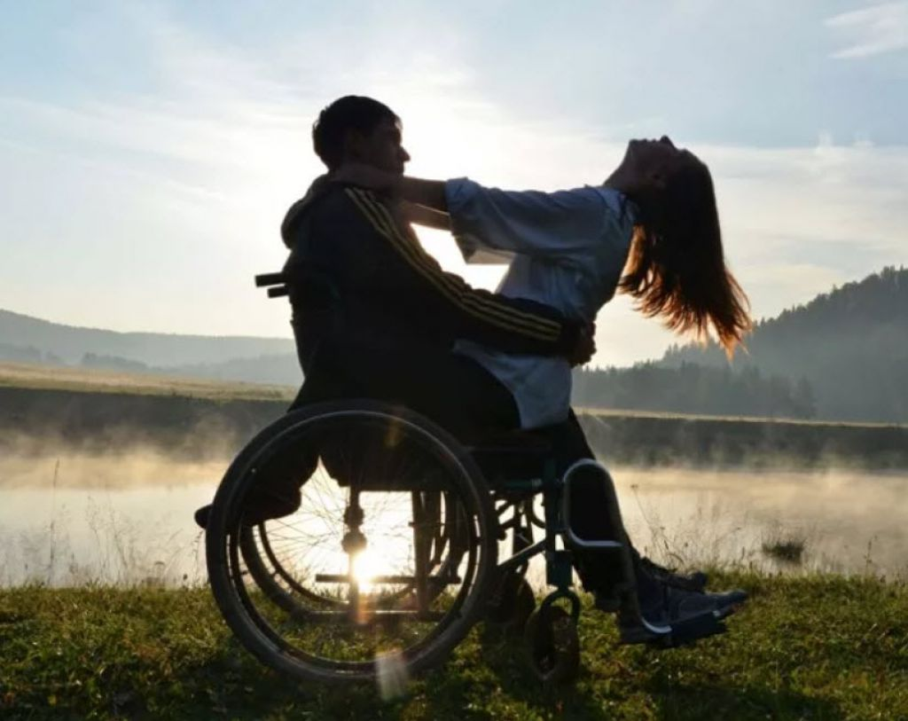 Бросить мужа инвалида. Девушка инвалид. Девушка в инвалидной коляске. Любовь инвалидов. Парень на коляске.