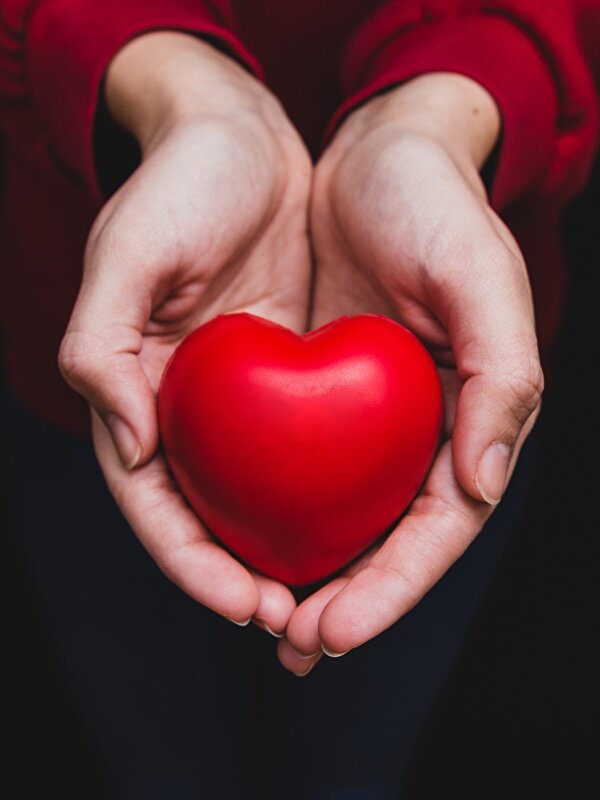 https://s1.1zoom.me/b5145/551/Hands_Heart_Black_background_539147_600x800.jpg 