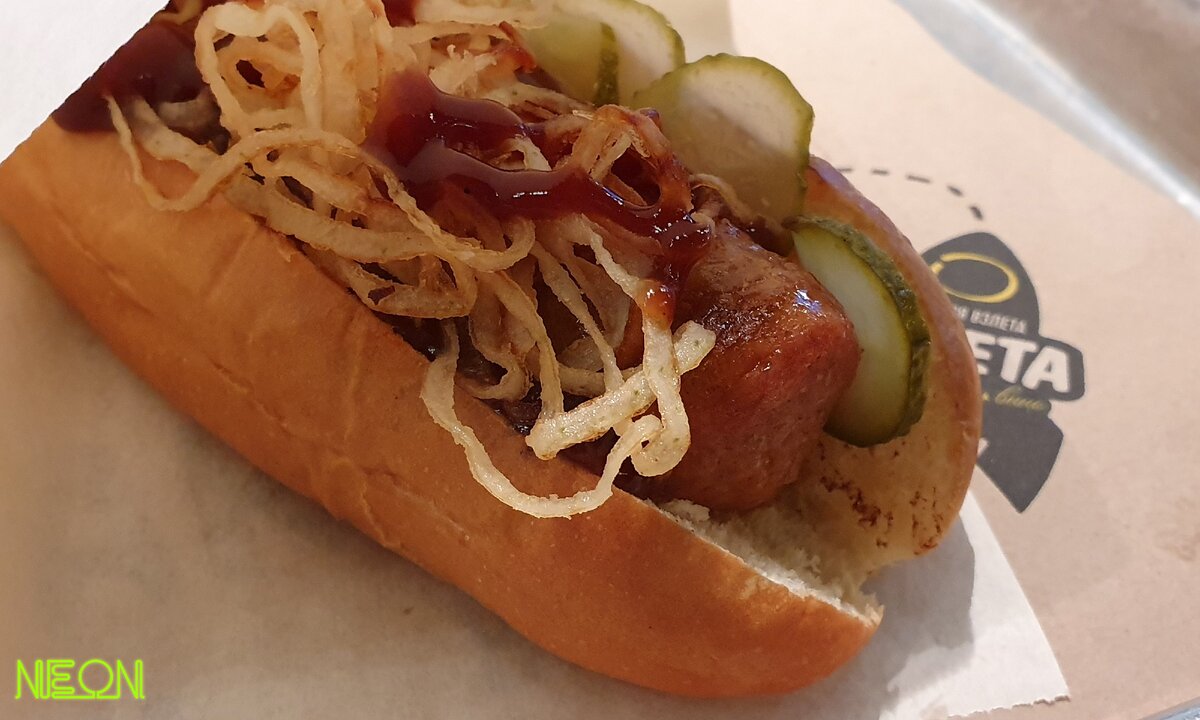 Хот дог с необычной сосиской