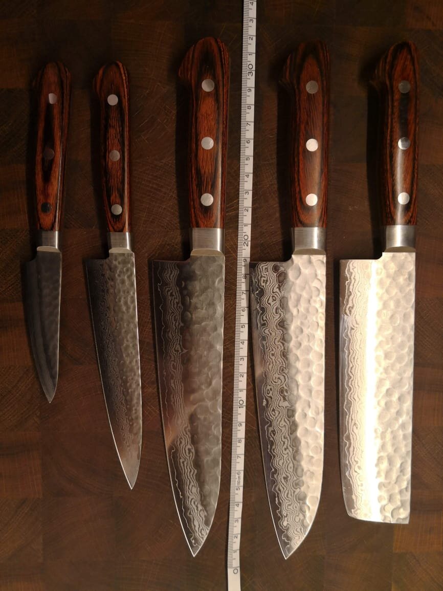 Это уже не ножи, а произведения искусства. Подобные изделия японских мастеров стоят от сотни баксов до бесконечности за штуку и требуют соответствующего ухода.