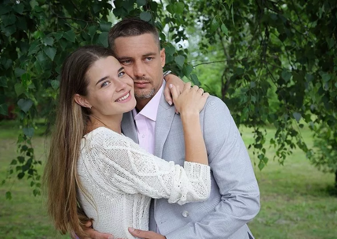 «От одной жены к другой...». Два неудачных брака и новая любовь актера Антона Батырева