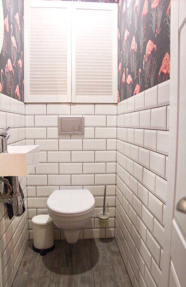 Женщина при помощи рабочих сделала туалет мечты в хрущевке