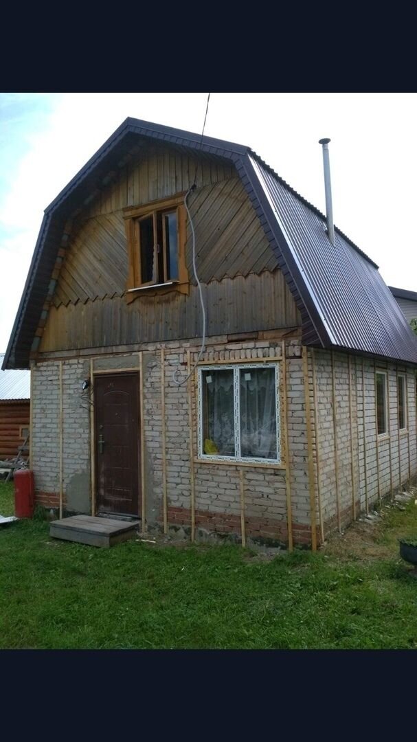 Мужчина обновил свой старый дачный домик за сезон. Фото До/После.