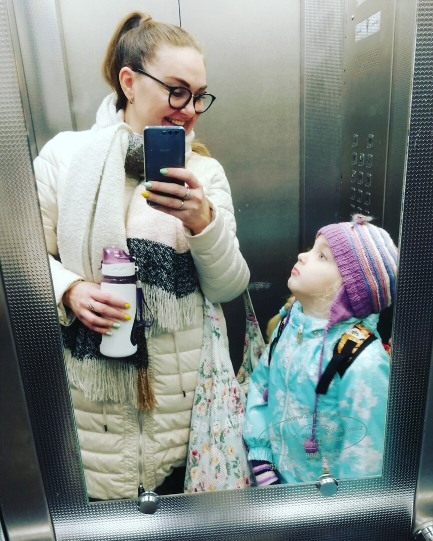 “Тварь я дрожащая или право имею?” ⠀
16 лет официального трудового стажа закалили во мне стальной стержень и сделали безразличной к любым человеческим закидонам. Банковская сфера с 2004 года  - это целый калейдоскоп мудаков и долбоящеров в анамнезе. Я научилась дышать ровно в самых различных ситуациях и не воспринимать на свой счет чужое плохое настроение, пищеварение и воспитание.
⠀
Знаю, что эйчары терпеть не могут шаблонные термины в резюме, но “стрессоустойчивость” - это мое второе имя.
⠀
На фрилансе, надо сказать, это тоже очень помогает. Заказчики бывают разные. Я сама не так давно оказалась в этой роли. Лэйбл, который собрал целый букет ваших комплиментов в прошлом посте, мы согласовывали недели 3 (ну, я сама не сильно торопилась). И я вносила правки, отвергала предложения, пыталась словами объяснить, что я хочу увидеть в итоге. Возможно, у дизайнера чуток подергивался глаз, не знаю))) Но одно могу сказать наверняка: я не перехожу на личности и не унижаю человека лишь за то, что его предложение не вписывается в мои представления. И не называю говном работу, которая мне не нравится, но в принципе проделана нормально.
⠀
К чему я это все? К тому, что я перестала работать с хамами.
⠀
До недавнего времени я считала, что способность абстрагироваться и не брать в расчет этот фактор в клиенте или в партнере - это и есть один из показателей профессионализма. А потом поняла другое. Да, я прошла шикарную школу коммуникаций. Да, я могу вырулить любой конфликт к своей выгоде. Но. Я ушла из банков, где этому всегда находилось применение - и оставлю это там.
⠀
Здесь, на фрилансе, я свободна ВЫБИРАТЬ, с кем я буду работать. Тем более, что заказов реально хватает. И кто к нам с говном придет, тот с говном и уйдет. Я чужое по-прежнему на себя не принимаю. Только теперь мне не нужно даже абстрагироваться. Я просто прекращаю отношения с теми, кто мне некомфортен.
⠀
И - доложу я вам - мой мир стал чище, прекраснее и богаче. Здесь мог бы прозвучать призыв: не бойтесь чистить свое поле от человеческого шлака! Но у каждого свой путь, идите, куда хотите, дружите, с кем хотите 😊
⠀
Есть у вас в окружении “токсичные люди”? По работе приходится общаться с хамами? Как вам после этого?