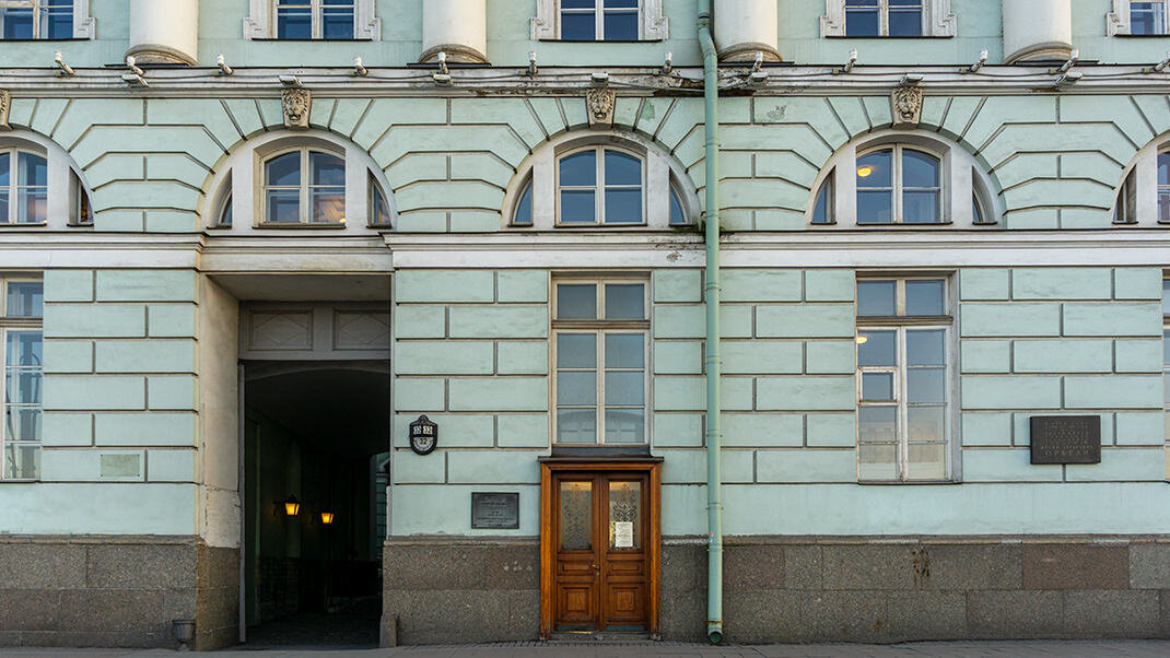 Здание Эрмитажного театра, Зимний дворец Петра I