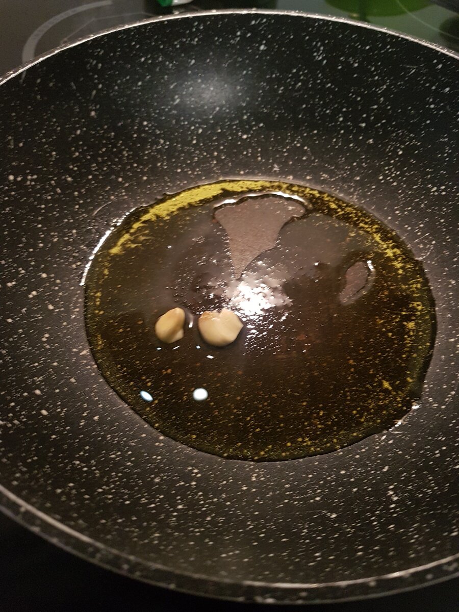 Масло оливковое , поэтому такого цвета . И да !!! Пора купить новую сковороду , я как то и не замечала , что покрытие уже "того"