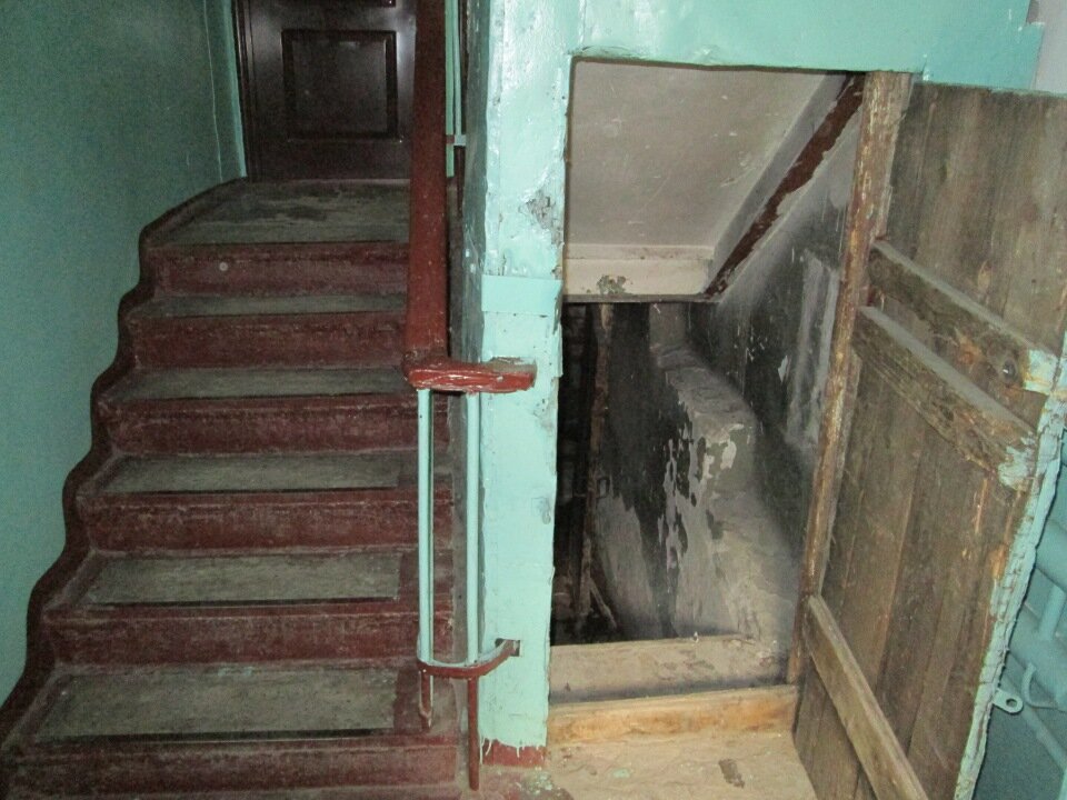 Выход из подвала в общую лестничную клетку