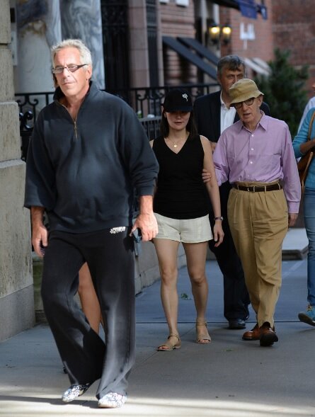  Аллен был сфотографирован прогуливающимся по Мэдисон-авеню со своей женой Сун-Йи и Эпштейном в 2013 году./фото из открытых источников 