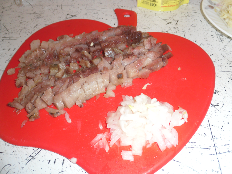 Режем сельдь и репчатый лук