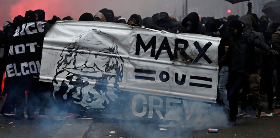 Основная часть протестующих - сторонники левых идей.