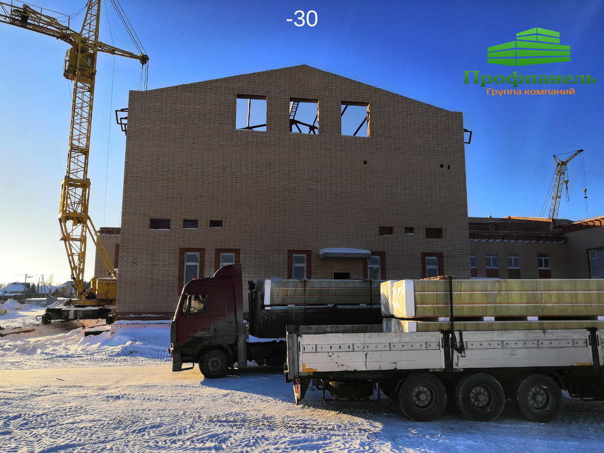 Монтаж сэндвич-панелей зимой. Фото с сайта Профпанель.рф