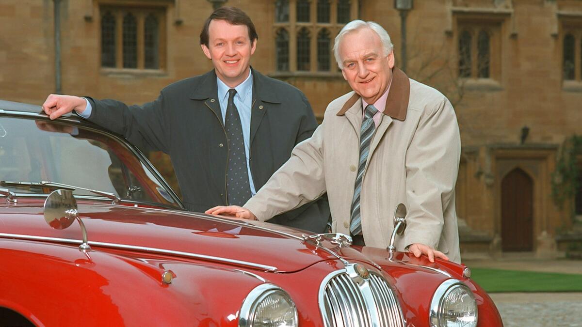 Сержант Льюис и инспектор Морс возле его Jaguar Mk II