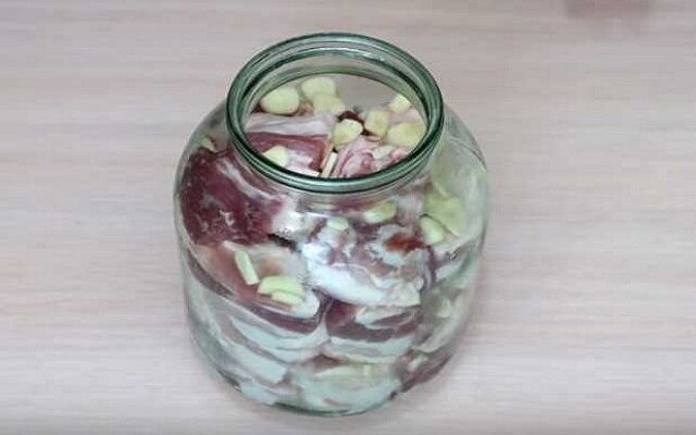 Консервирование сала в банках. Самый лучший рецепт засолки сала в рассоле. Сало в банке. Сало в рассоле под железной крышкой. Сала в банки под железные крышки.