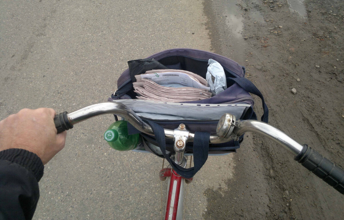 Еду развозить почту по участку.