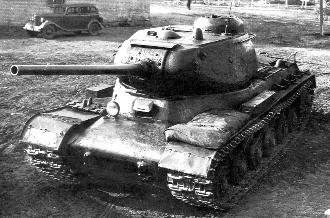ИС-1 во дворе ЧКЗ, август 43-го