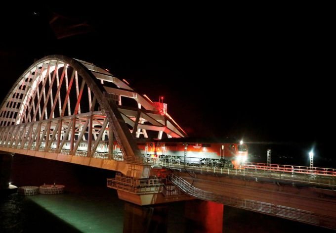 Фирменный поезд "Таврия" впервые проезжает Крымский мост. Фото: РИА-Новости.