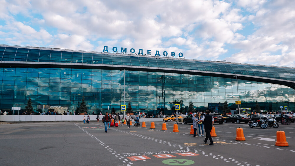 Город москва аэропорт домодедово. Аэропорт Домодедово имени м.в Ломоносова. Московский аэропорт Домодедово имени Ломоносова. Аэродром аэропорт Домодедово. Аэропорт Домодедово фасад.