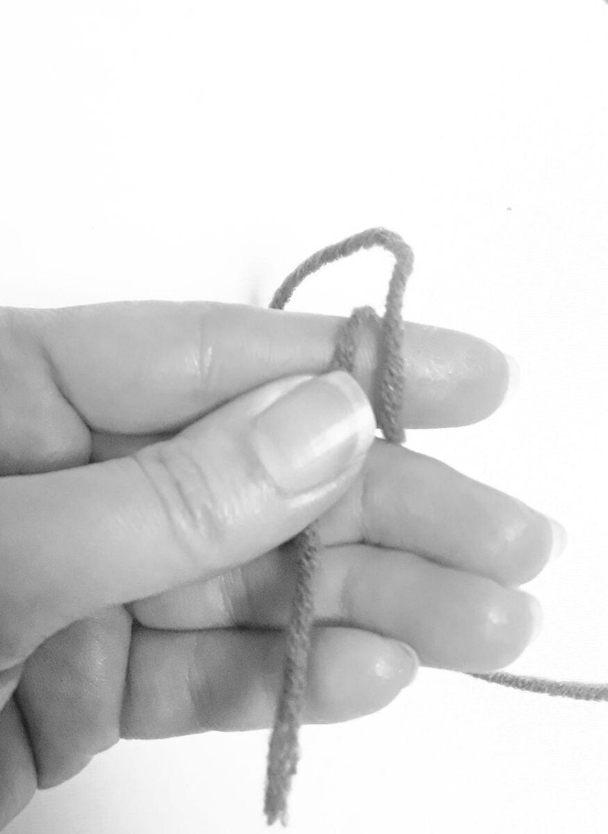 Рабочей нить обматываем указательный палец