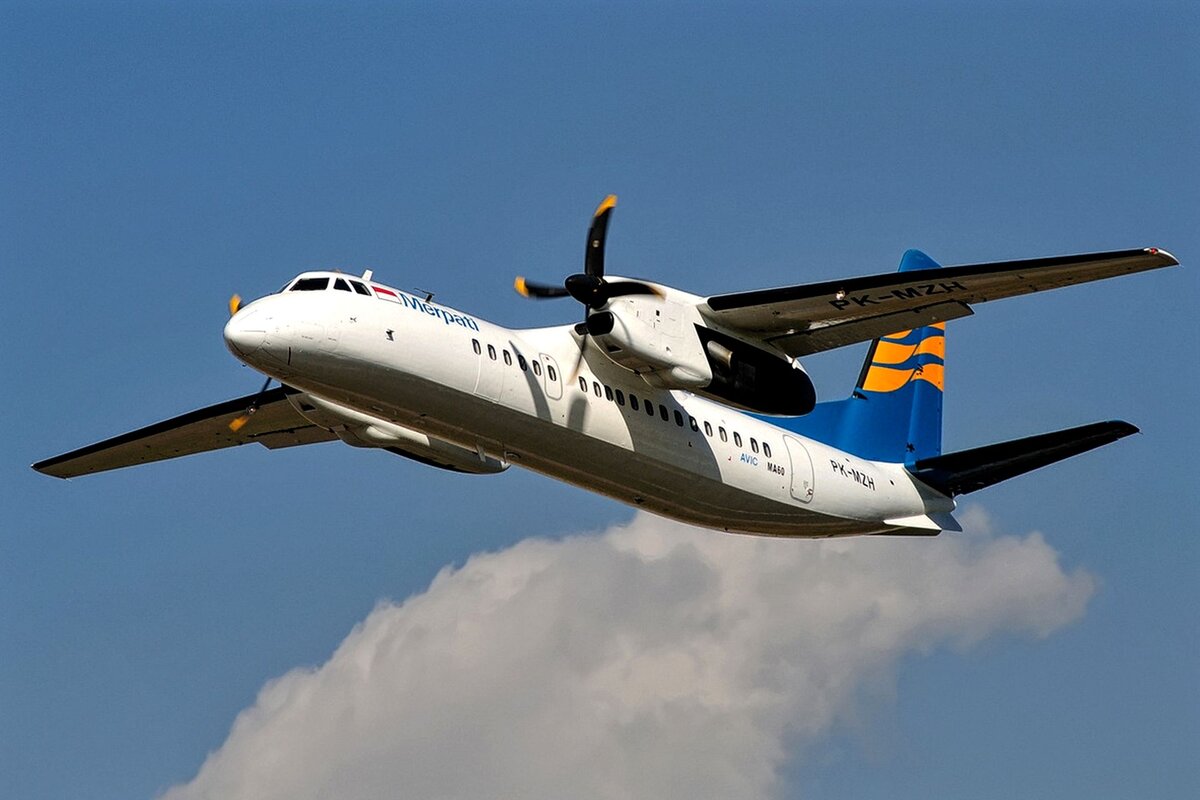 Xian MA60 (на фото самолёт авиакомпании Merpati — у модели был некоторый экспортный потенциал) — переработанный планер плюс американские двигатели и винты