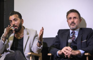 Режиссер Дэнни Абекасер, который также играет бандита Джо Барбару в « Моб-тауне» , обсуждает фильм вместе с ведущим актером Дэвидом Аркеттом на показе 30 ноября в Музее мобов. Джефф Шейд / The Mob Museum