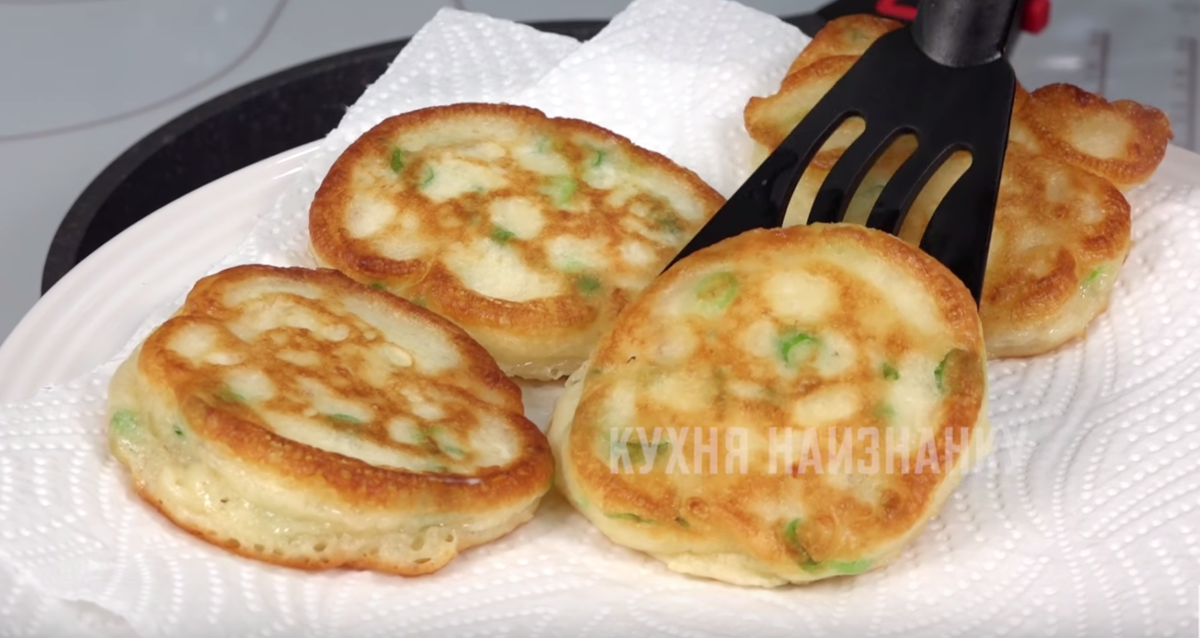 Оладьи наизнанку. Необычные оладьи. кухня наизнанку оладьи. пять оладьев. оладьи в виде маленькой пиццы.