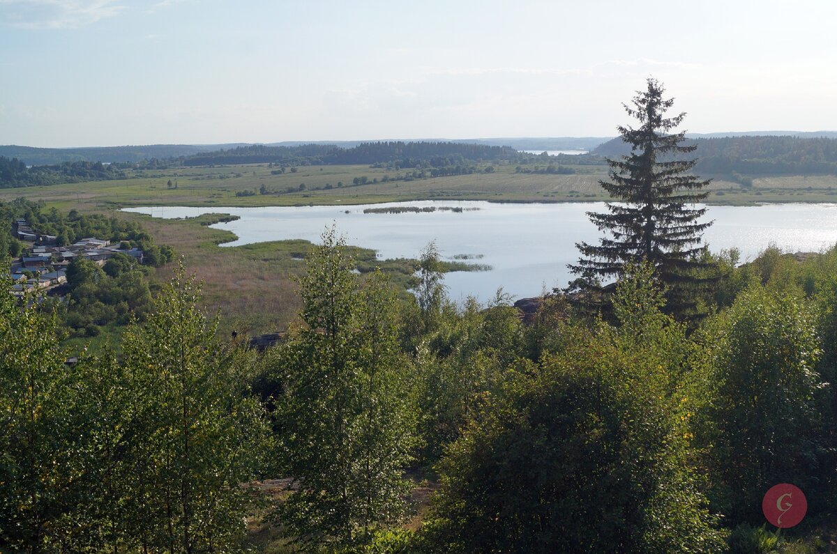 Озеро Айранне. На гору можно забраться по бетонной лестнице. Поднимаясь, будьте осторожны!  