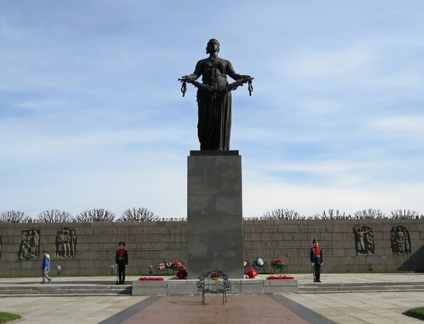 Мать-Родина на Пискаревском мемориальном кладбище