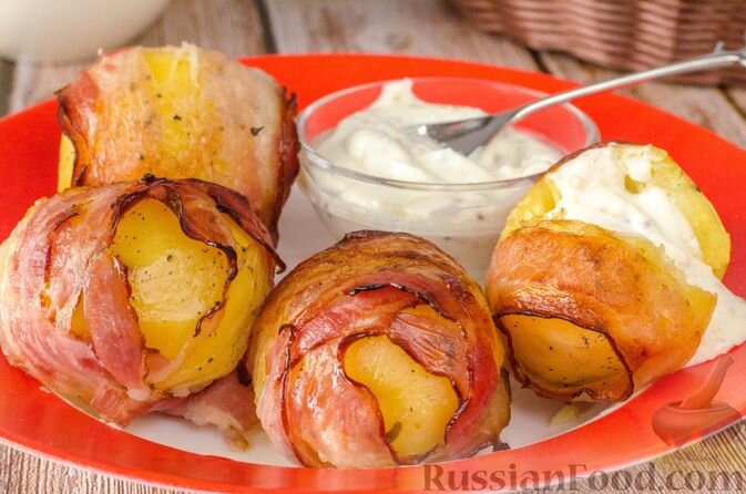 картофель, бекон, орегано, тимьян, базилик, перец чёрный молотый, соль; для соуса: сметана, масло оливковое, лимон, горчица французская