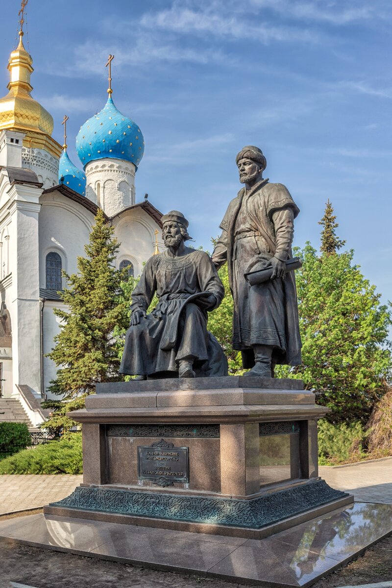 Памятники архитекторы. Казань памятник зодчим. Казань Кремль памятник зодчим. Благовещенский собор Казанского Кремля памятник. Благовещенский собор в Казани и памятник зодчим.