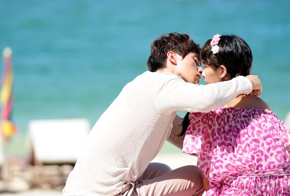 Мужчина и женщина корейский. Ли Дон УК аромат женщины. Аромат женщины 2011 дорама. Аромат женщины дорама поцелуй.