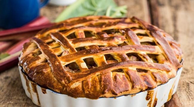 Предлагаю испечь вкусный пирог на легком дрожжевом тесте с необычной начинкой - ревень.
