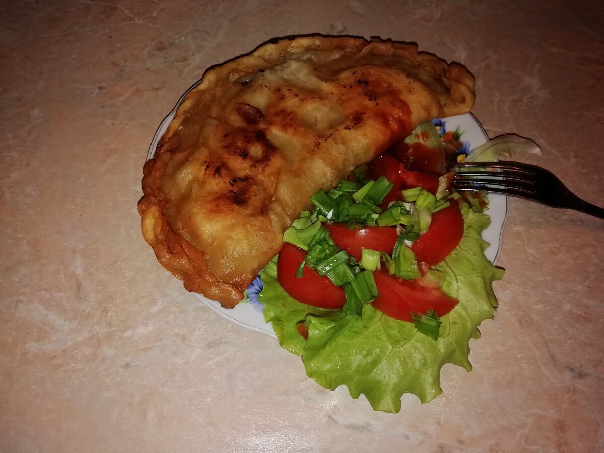 мой вариант сервировки домашнего чебурека