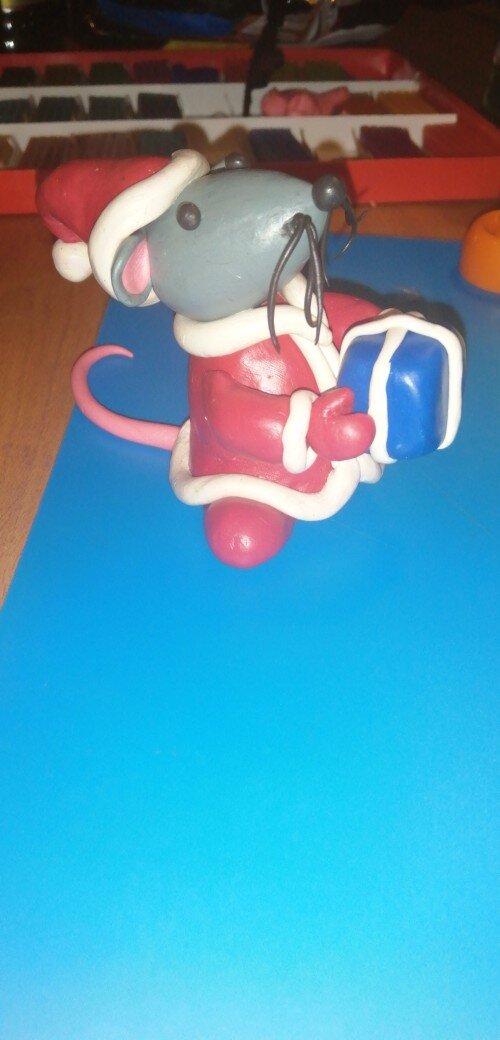 А это, как вы поняли, моя поделка к приближающемуся новому году, году крысы или мыши. Это пластилин, ручная работа полностью. Сын тоже постарался, надкусил заготовку пока я отвернулась на секунду