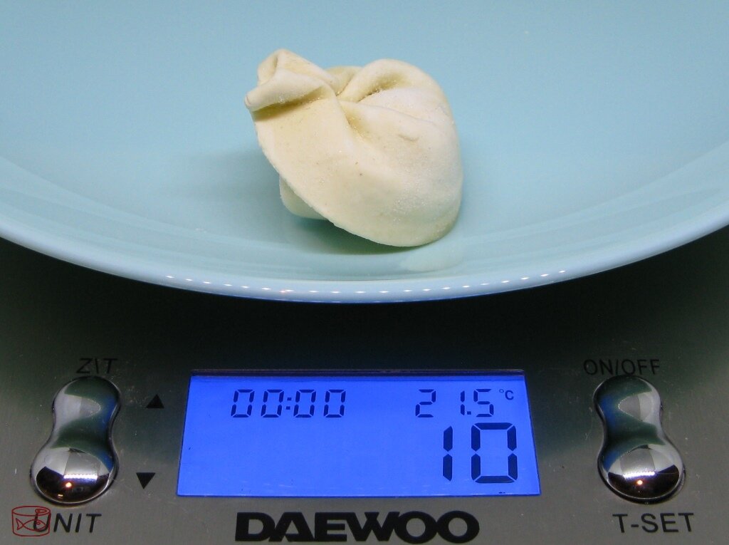 Большинство пельмешек по 10 г, но попадаются и по 9