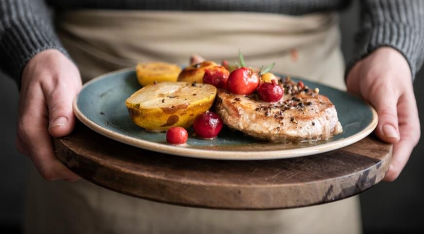 ИНГРЕДИЕНТЫ 4 свиные отбивные толщиной 2 см
3 большие картофелины
1 большой баклажан
2 средние морковки
1 большая сладкая луковица
4 зубчика чеснока
1/2 стакана пива
молотый красный острый перец
1 ч. л. сушеного тимьяна
оливковое масло
соль, свежемолотый черный перец
зелень для подачи
ПОШАГОВЫЙ РЕЦЕПТ ПРИГОТОВЛЕНИЯ
Шаг 1
Фото приготовления рецепта: Как приготовить свиные отбивные с овощами в духовке  , шаг №1
Поместите свиные отбивные в контейнер. Вскипятите 1 стакан воды, добавьте 2,5 ч. л. соли и размешайте до полного растворения. Влейте 2 стакана холодной воды, перемешайте и залейте рассолом мясо. Накройте и оставьте на 30 мин.
Шаг 2
Фото приготовления рецепта: Как приготовить свиные отбивные с овощами в духовке  , шаг №2
Разрежьте баклажан пополам, а затем нарежьте толстыми ломтиками. Посолите и оставьте в дуршлаге на 30 мин. Промойте холодной водой и обсушите.
Шаг 3
Фото приготовления рецепта: Как приготовить свиные отбивные с овощами в духовке  , шаг №3
Разогрейте масло в сковороде. Отбивные промокните бумажными полотенцами, поперчите и обжарьте до румяной корочки, по 2 мин. с каждой стороны. Переложите на противень размером 30х20 см.
Шаг 4
Фото приготовления рецепта: Как приготовить свиные отбивные с овощами в духовке  , шаг №4
Очистите овощи и нарежьте крупными ломтиками. Положите овощи в большую миску, добавьте баклажаны, приправьте­ солью, тимьяном, черным и красным перцем.­ Влейте 3 ст. л. оливкового масла и перемешайте.
Шаг 5
Фото приготовления рецепта: Как приготовить свиные отбивные с овощами в духовке  , шаг №5
Разогрейте духовку до 220 °С. Выложите овощи на мясо, влейте пиво. Накройте противень фольгой и поставьте в духовку. Запекайте 1 ч, затем проверьте готовность картофеля. Выложите мясо поверх овощей и готовьте еще 10 мин. без фольги. Перед подачей посыпьте блюдо мелко нарезанной зеленью.