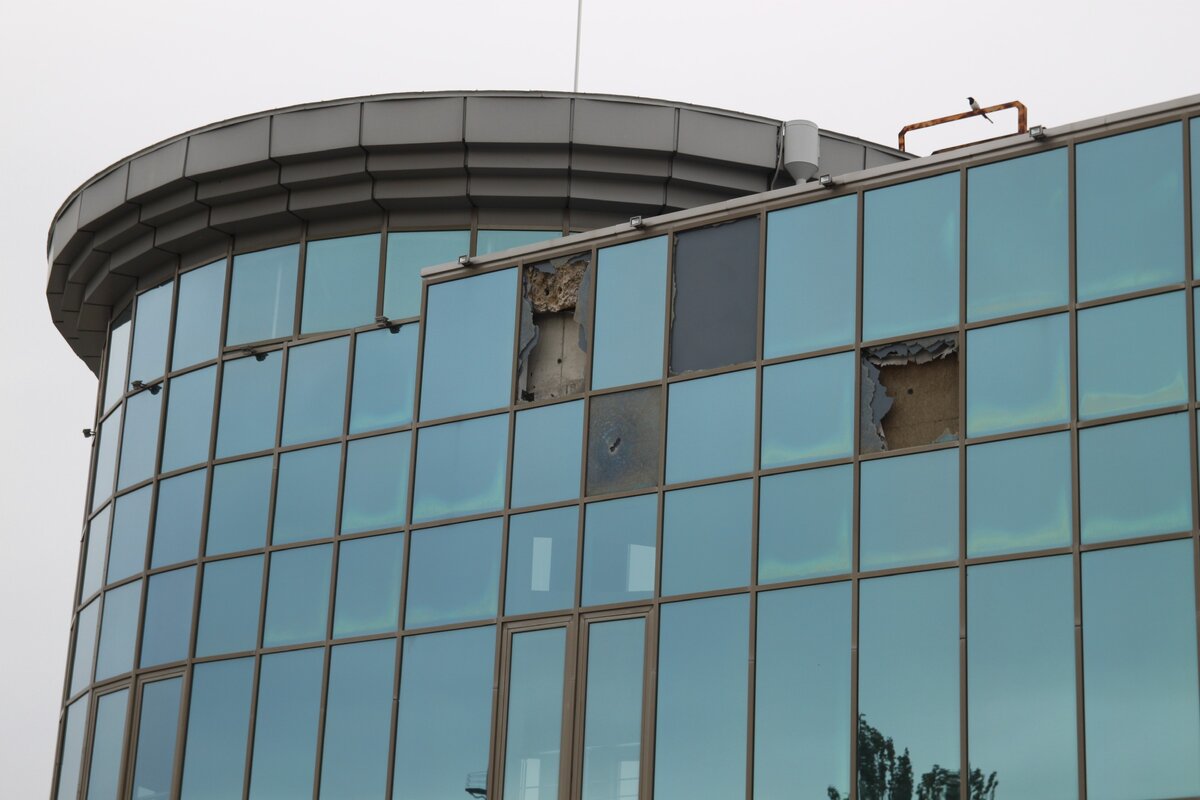 Вокзал, следы обстрела. Выбитые стеклянные панели - это от сколков при обстреле города.