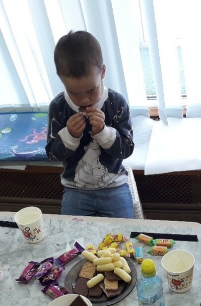 Сын после занятия в социальной группе поглощает вкусняшки. В тему статьи фото не нашла