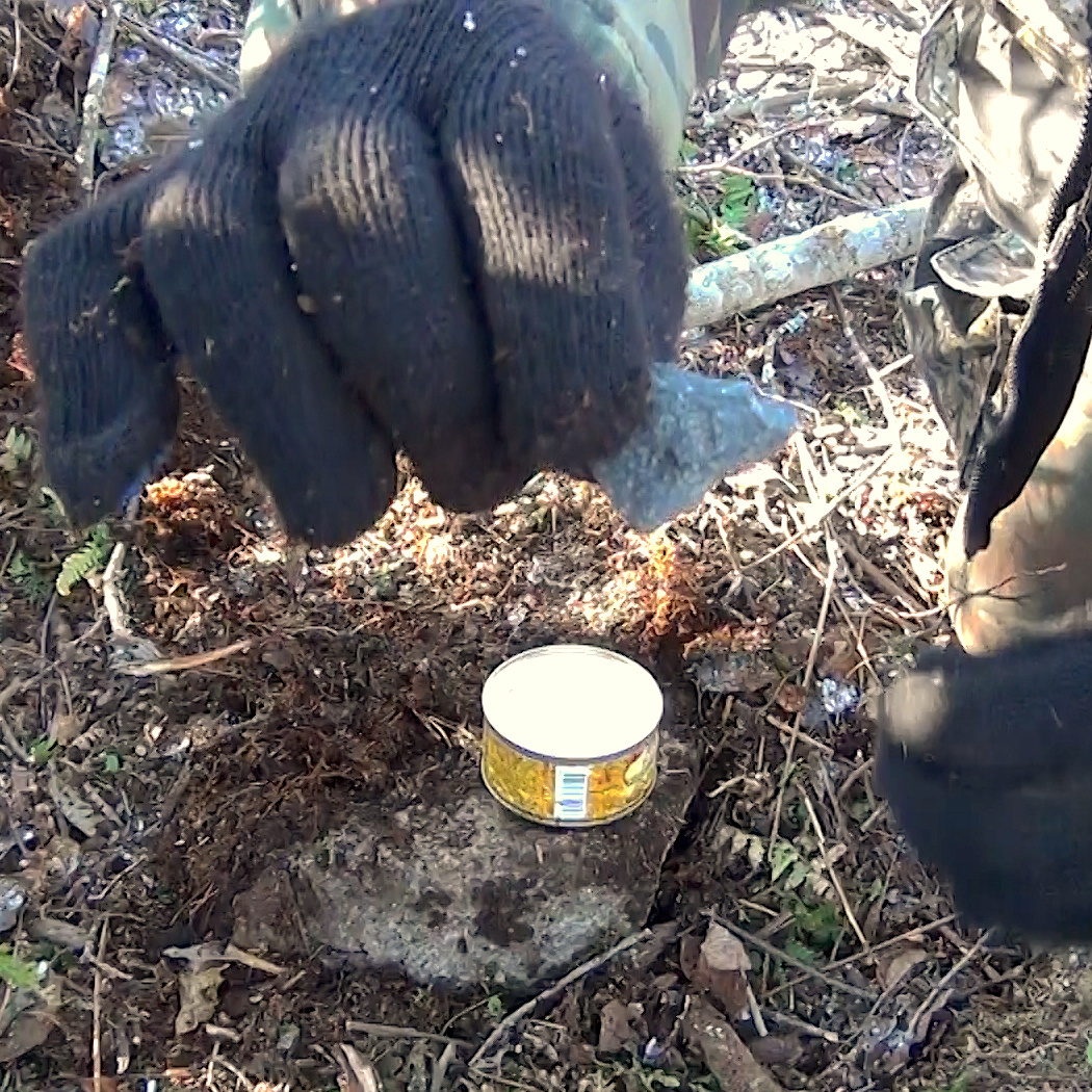 Каменная пластинка с острым краем.