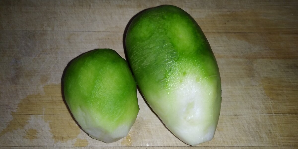 Там, где кожица неповреждённая, гладкая, можно её и не счищать.