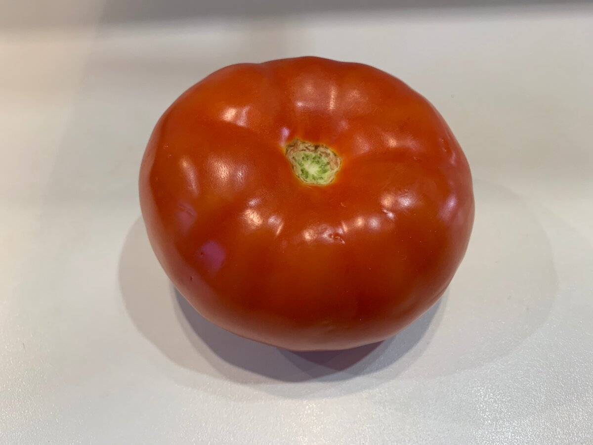Фото сделано автором (томат, с которого не реально снять кожуру)