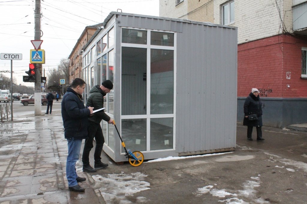 На перкрестке Волоколамки и Тверского проспекта вместе киоска установили павильон. Скорее всего, его снесут