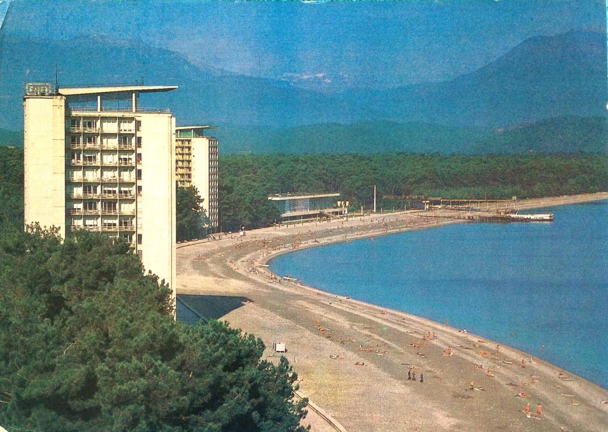 Вчера немецкий "Bild" прогневался на итальянцев, что те принимают помощь от России, которая, к тому же, доставляется на тех самых самолетах, которые бомбят гражданские объекты в Сирии.  А Польша пошла ещё дальше - взяла и закрыла для наших бортов с медиками и лекарствами своё небо. Что касается немцев, то уж, "чья бы корова мычала" насчет бомбардировок. Наши старики их прекрасно помнят. Польша же превзошла самоё себя в своей подлости по отношению к итальянцам. Ну нам-то к подлянкам польского руководства не привыкать. Мы же, если кто не в курсе, их "оккупировали" сразу после второй мировой, также, как и восточных немцев. 