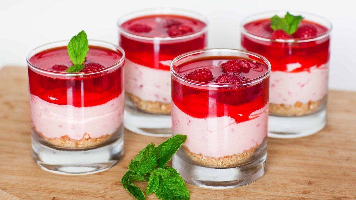 Очень простое, но изысканное лакомство, не требующее выпечки и содержащее совсем немного калорий. Для приготовления можно использовать любые сезонные сладкие ягоды: клубнику, чернику, малину, ежевику, пропорции зависят от личного вкуса. Если свежих плодов нет, подойдут замороженные. Десерт получится более жидким, но абсолютно не потеряет во вкусе. Чтобы красота слоев проявилась в полной мере, лакомство выкладывают в прозрачные тонкостенные стаканы без рисунка



Ингредиенты: 
1 стакан густых сливок;
150 г сыра маскарпоне;
2 ч. л. ванильного сахара;
1 ст. л. сахарного песка;
16 готовых сахарных печений;
400 г любой ягоды (предпочтительно ассорти);
свежая мята для украшения.
Ягоды вымыть и обсушить, удалить плодоножки. Крупные клабничины разрезать на кусочки. Замороженные ягоды предварительно размораживают при комнатной температуре. Маскарпоне взбить миксером вместе с ванильным и обычным сахаром. Сливки взбить в крепкую пену, смешать с сырной массой.

В широкие прозрачные стаканы с плоским дном выложить немного ягод, поверх разместить сливочно-сырную смесь. Печенье растолочь в ступке и высыпать слой на сливки. Повторять слои, пока стаканчики не заполнятся. До подачи поставить десерт в холодильник. Подавать, украсив каждую порцию листочками свежей мяты.



