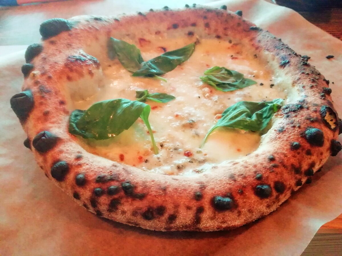 Что бы разобраться в таком тонком деле приготовление пиццы надо очень многому научится. Какую правильную муку выбрать для пиццы, как сделать правильный замес теста, сколько часов должно тесто расстоятся в холодильнике и сколько дать времени тесту  согреться. Как правелно выбрать оборудование и инвентарь для пиццы, какую температур поставит пицца печи что бы пицца приготовилась, подобрать правельные начинки и топинги для пиццы, как правильно раскатать тесто.........